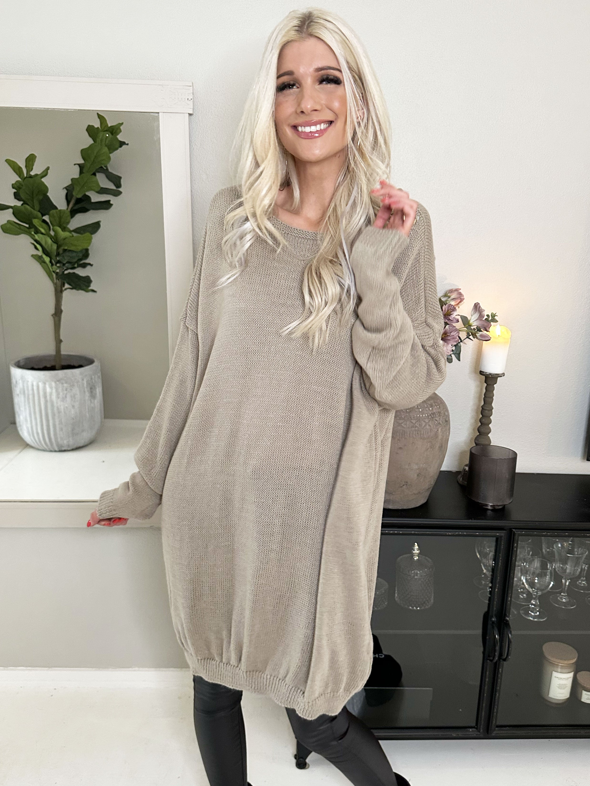 Stella - Simpel strikkjole med dyb ryg